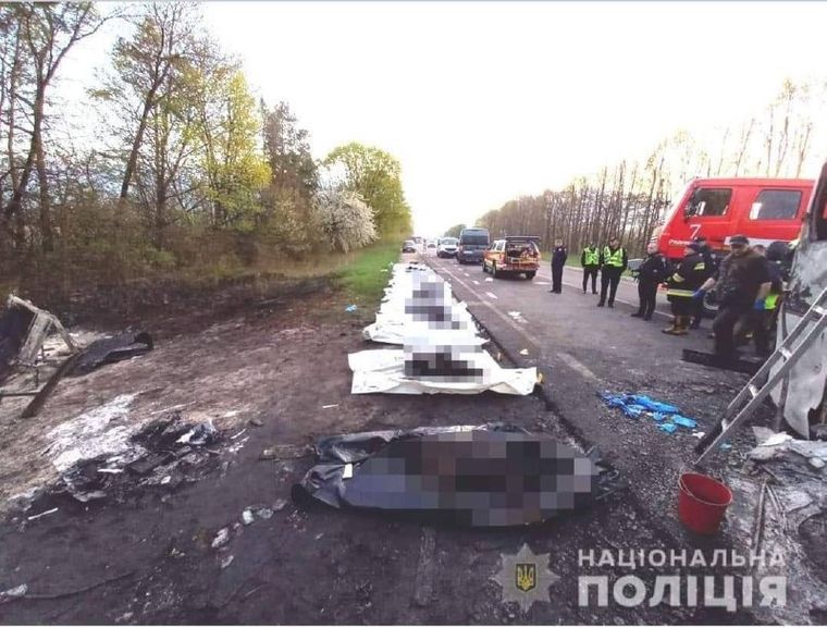 У потрійній автокатастрофі на Рівненщині загинули 26 людей