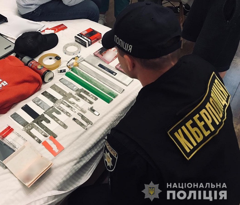 На Львівщині болгар зчитував інформацію із банківських карток мешканців - 2