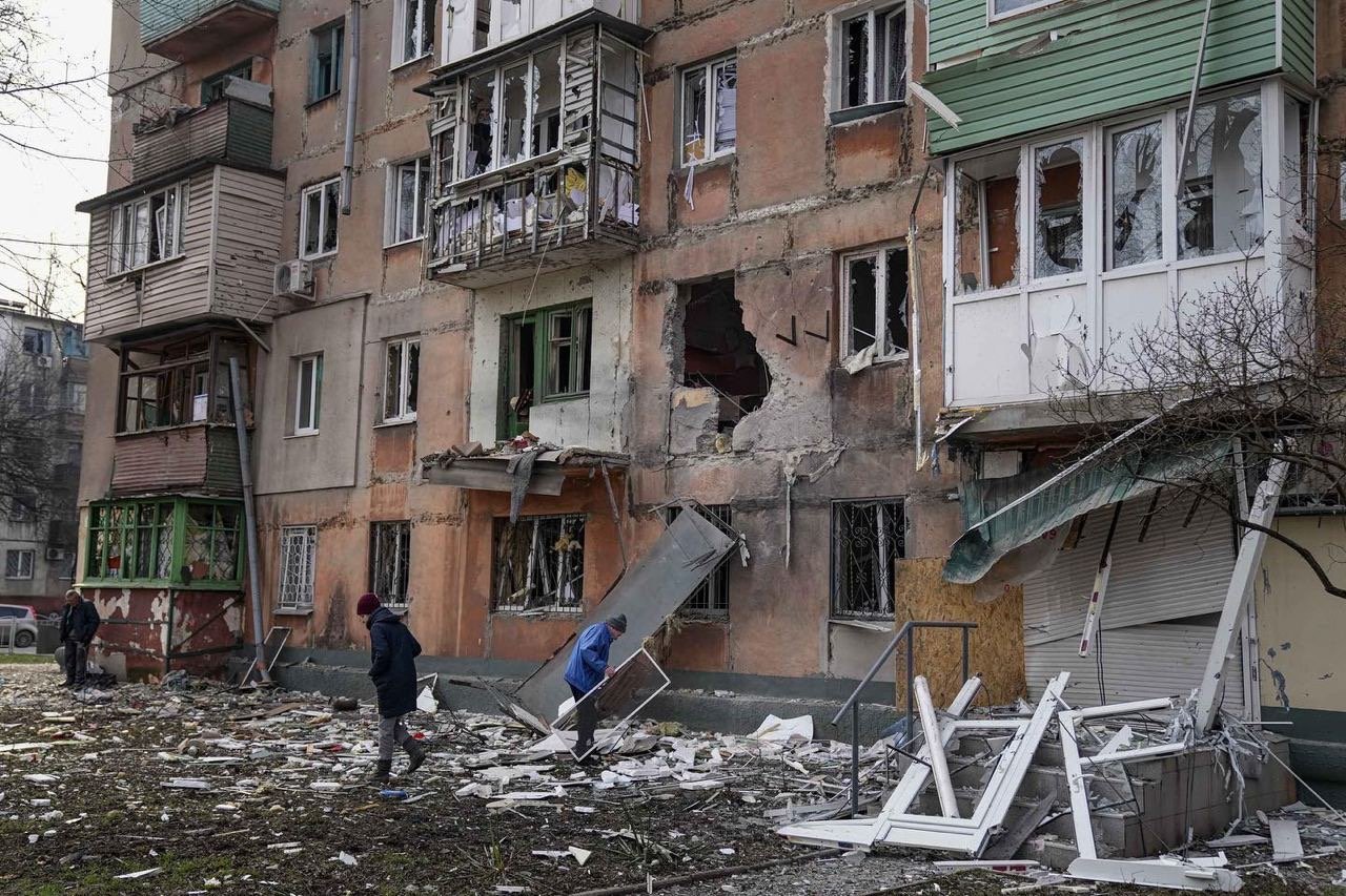 Президент показав як виглядає Маріуполь під окупацією (фото) - 9