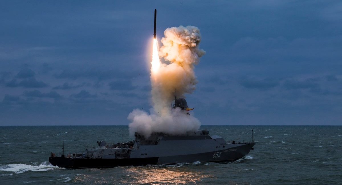 Окупанти тримають на поготові 24 ракети у Чорному морі