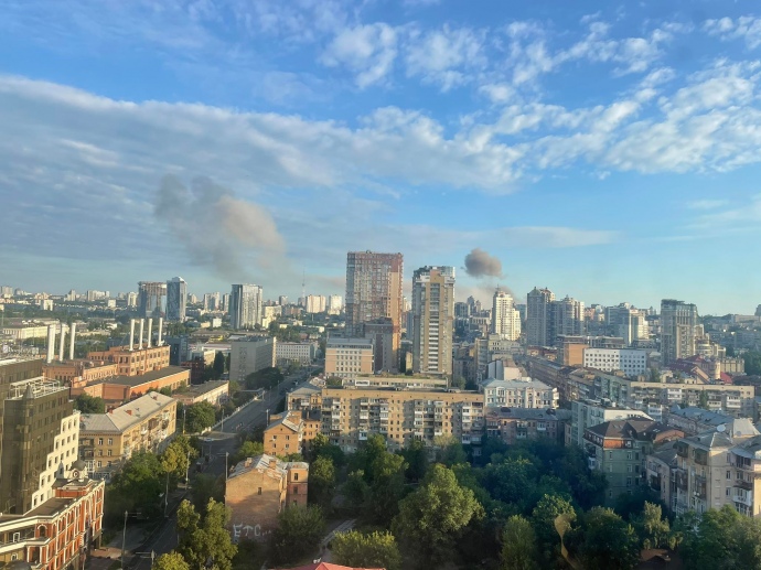 У Києві ракета влучила у багатоповерхівку, є постраждалі 