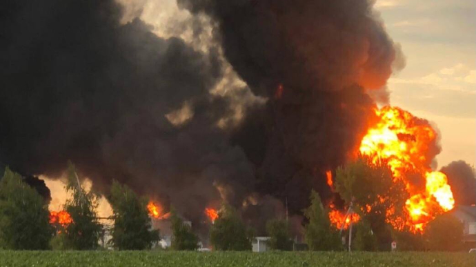 Під час гасіння нафтобази на Дніпропетровщині вибухнув резервуар, загинув рятувальник