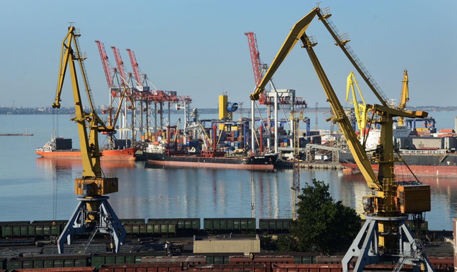 Близько 80 іноземних суден залишаються заблокованими в українських портах