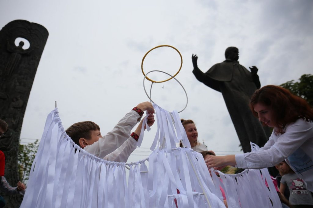 У Львові відбулася акція «Ангели світла» присвячена загиблим дітям - 2