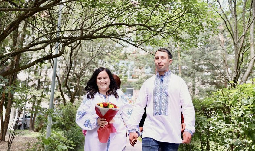 У львівській лікарні вийшла заміж жінка з Донеччини, якій лікарі повернули зір