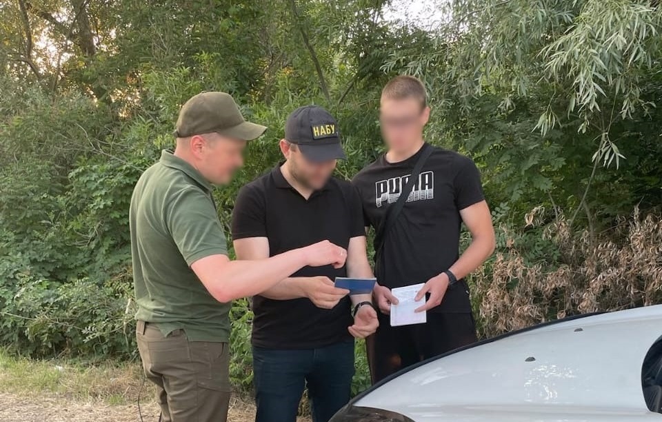 НАБУ затримало молдаванина, який переправляв за кордон військовозобов'язаних українців