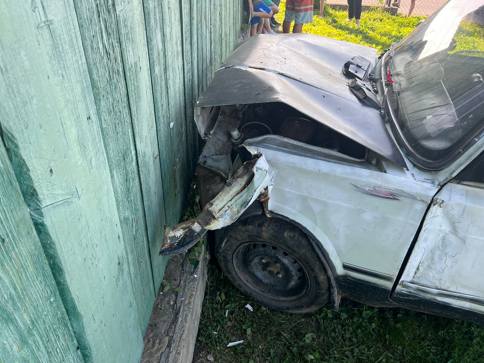 На Самбірщині водій напідпитку в'їхав у будинок, поранена його посажирка