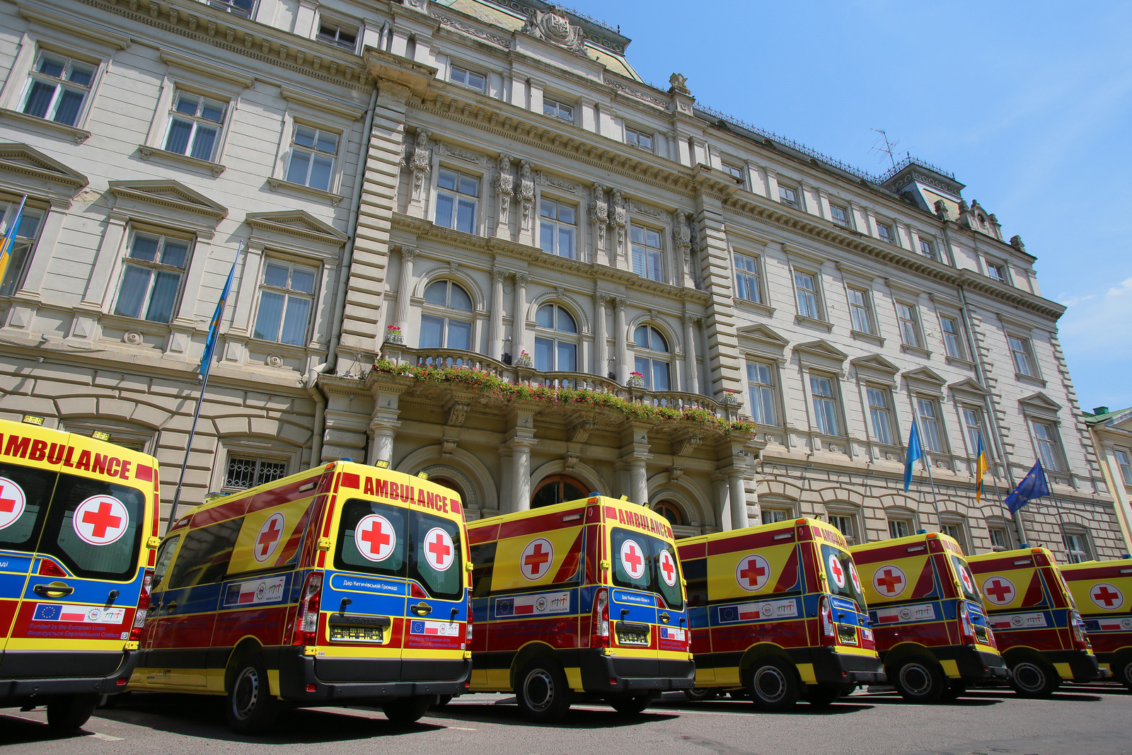 Україні передали 25 нових машин швидкої допомоги