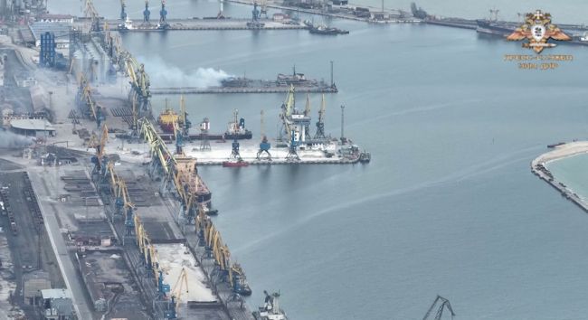 росіяни відновили електропостачання у порту Маріуполя
