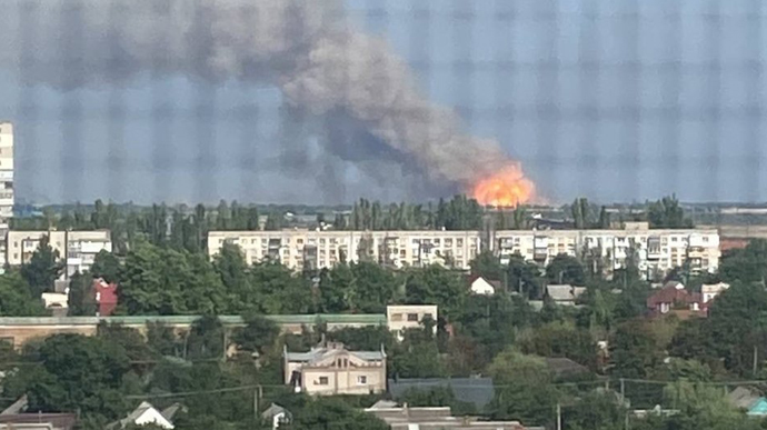 У Чорнобаївці вибухи і пожежа: детонують боєприпаси росіян