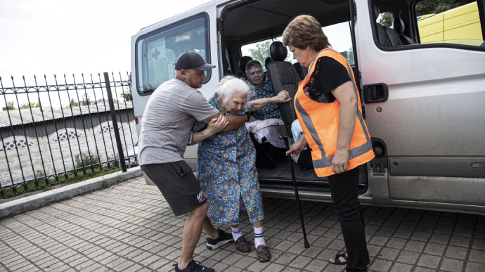 Україна почала обов’язкову евакуацію людей з Донеччини