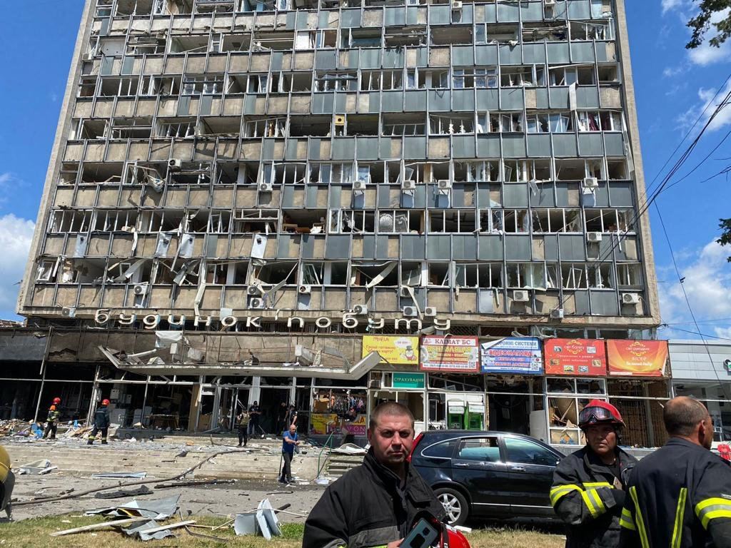 Ракетний удар по центру Вінниці: рятувальники шукають 46 людей, з якими відсутній зв'язок