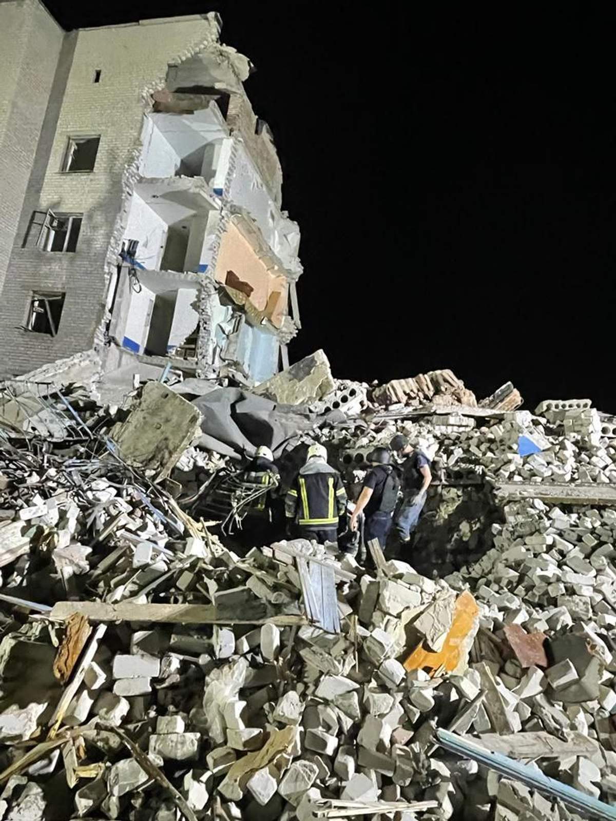 росіяни вдарили по будинку під Бахмутом: є загиблі, десятки людей – під завалами - 3