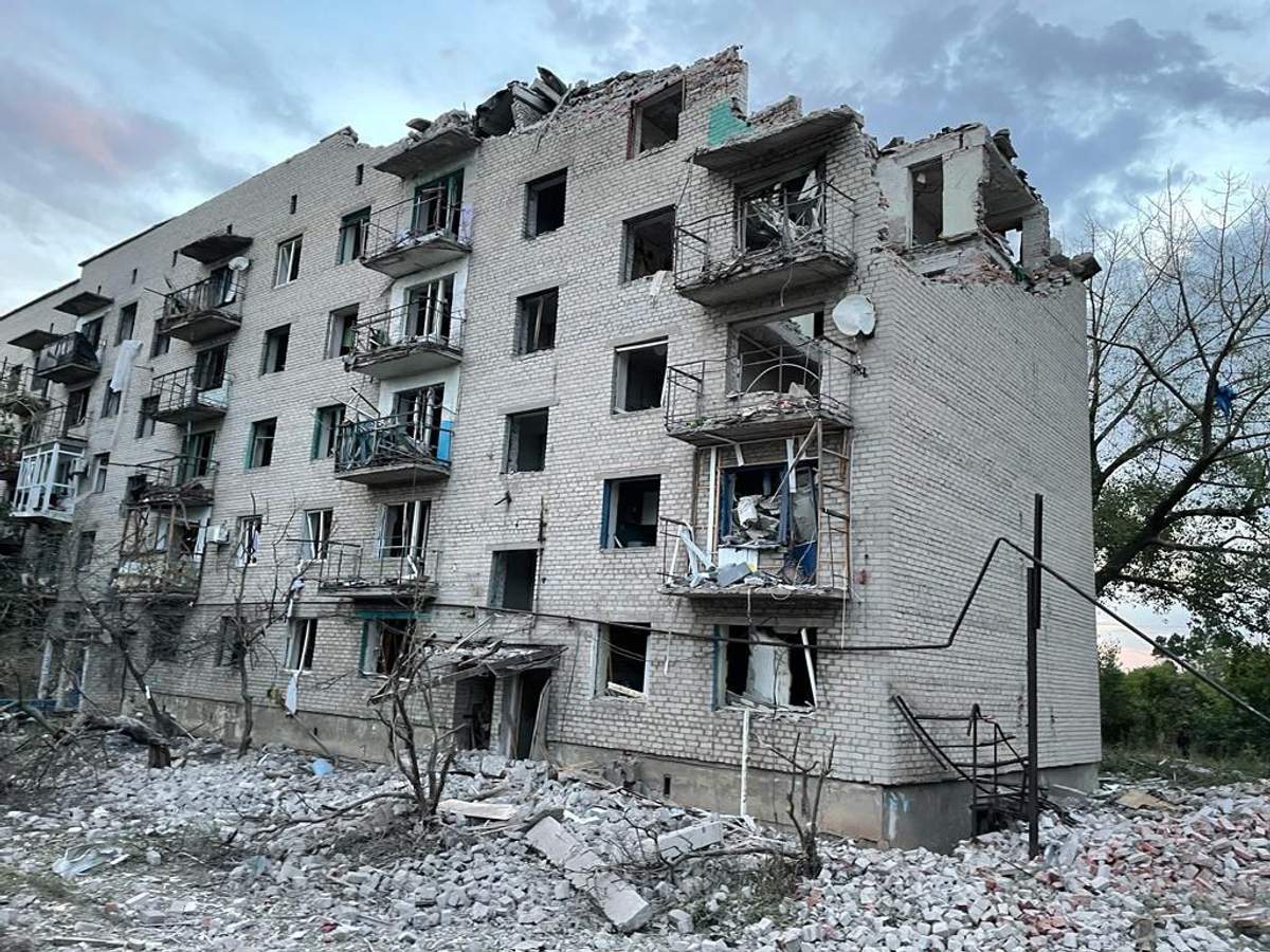 росіяни вдарили по будинку під Бахмутом: є загиблі, десятки людей – під завалами - 5
