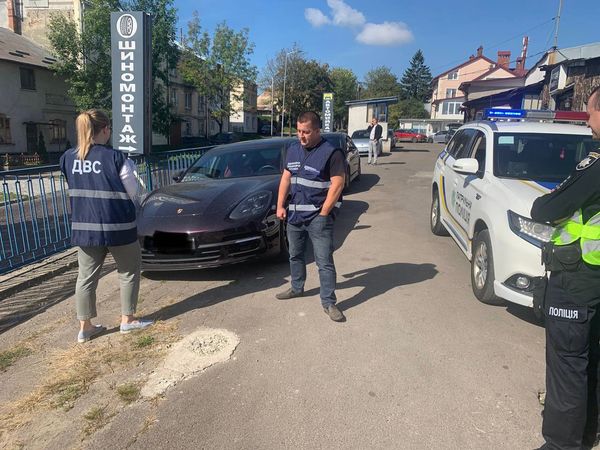 У Львові забрали Porsche Panamera у боржника