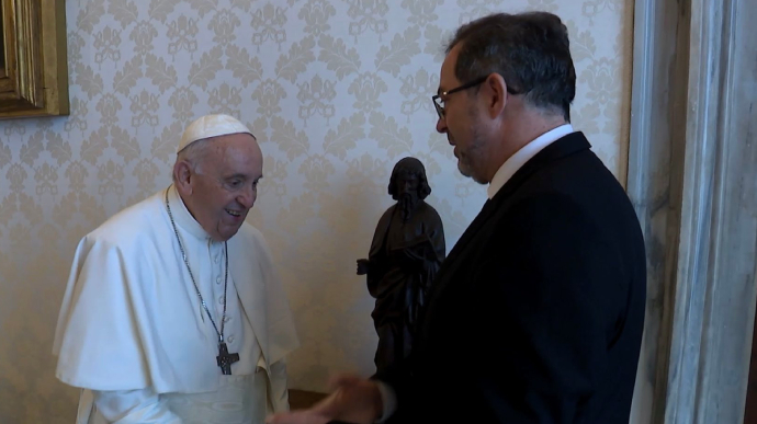Папа Римський обговорив можливий візит до Києва з українським послом