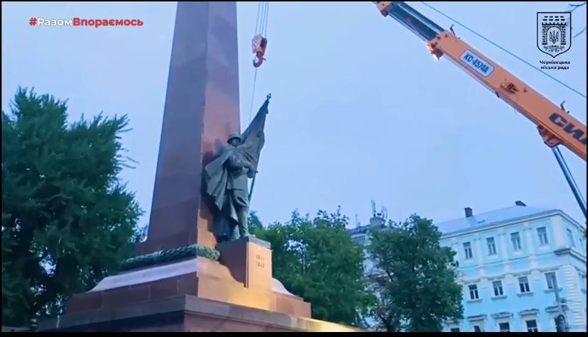 Довше «возилися» з документами: у Чернівцях за годину зняли пам'ятник червоноармійцю