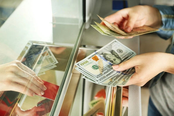 В Україні можуть ввести 10% податок на купівлю валюти