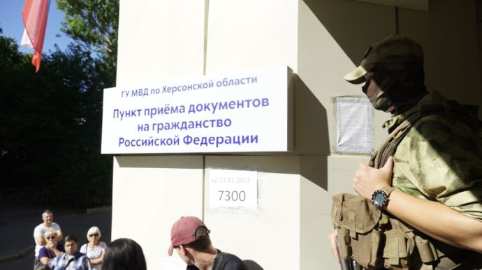 Russia hands out passports in Ukraine cities Kherson and Melitopolâââââââ