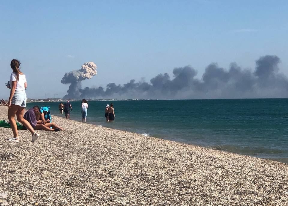 Унаслідок вибухів в окупованому Криму знищили або пошкодили принаймі п'ять ворожих бомбардувальників, - британська розвідка