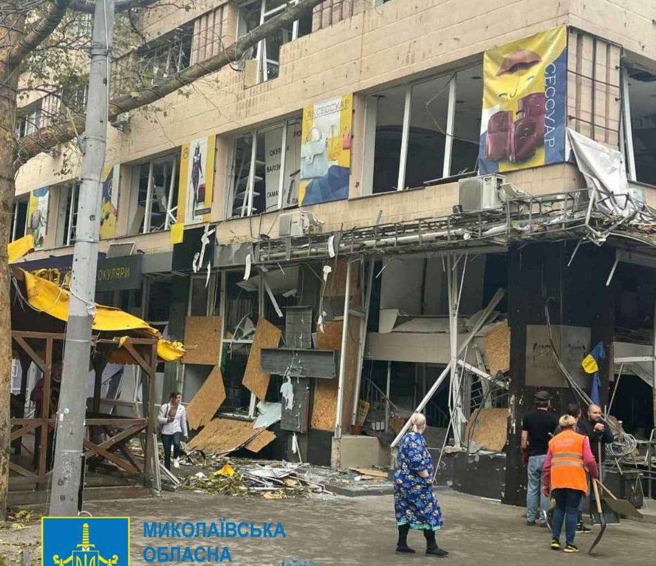 Окупанти обстріляли центр Миколаєва: пошкоджено будинки, крамниці, водопровід та парк (фото)