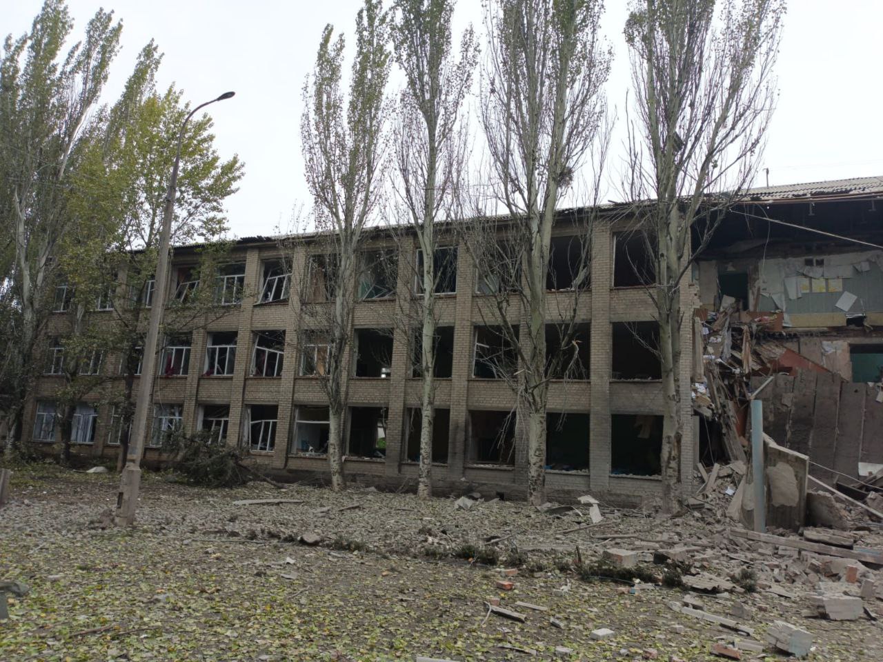 Окупанти випустили ракету по школі на Донеччині, де ховалися люди, - ОВА