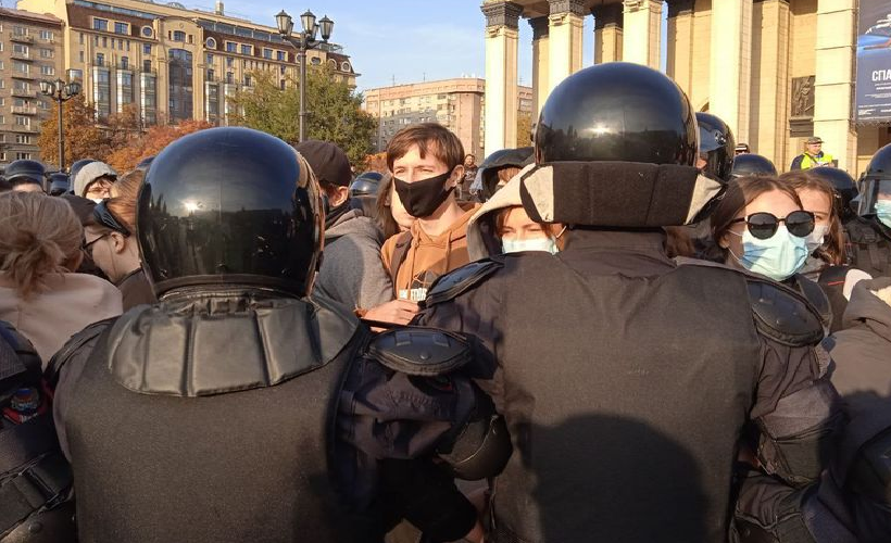 "Ми не м'ясо": у росії знову мітингують проти мобілізації – кадри затримання