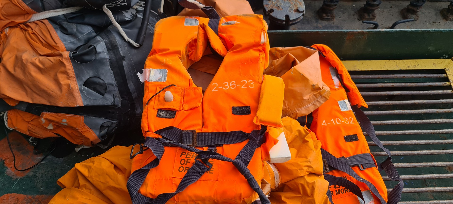У морі виловили дірявий рятувальний пліт з речама моряків з крейсера «москва» (відео)