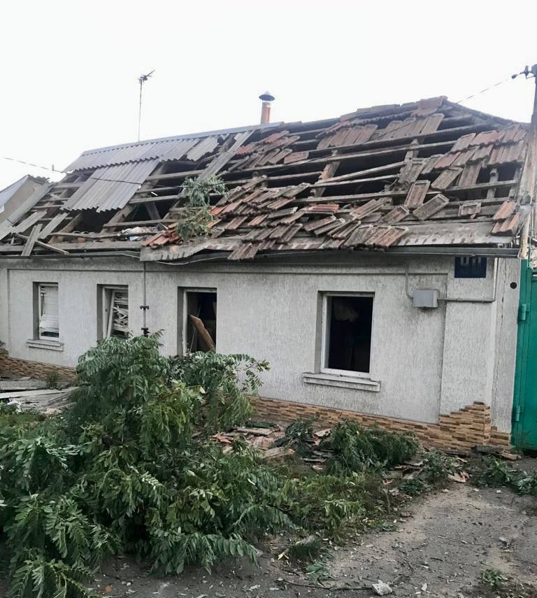 російські війська влучили у двір будинку у Миколаєві