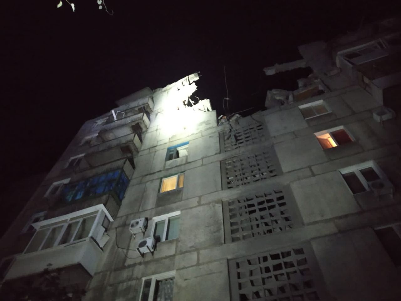 У Торецьку через обстріл обвалилися два поверхи будинку, врятовано 19 людей