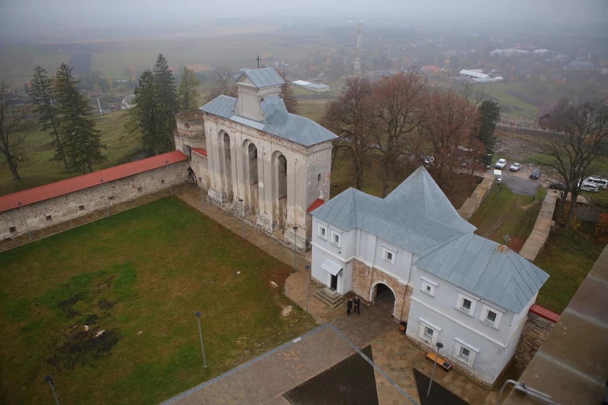 У Підкамені відреставрували вежу Монастиря домінікавців за понад 20 мільйонів гривень