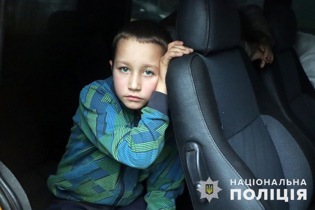 З села на Донеччині врятували брата та сестру: діти осиротіли через російську агресію (фото, відео) - 3