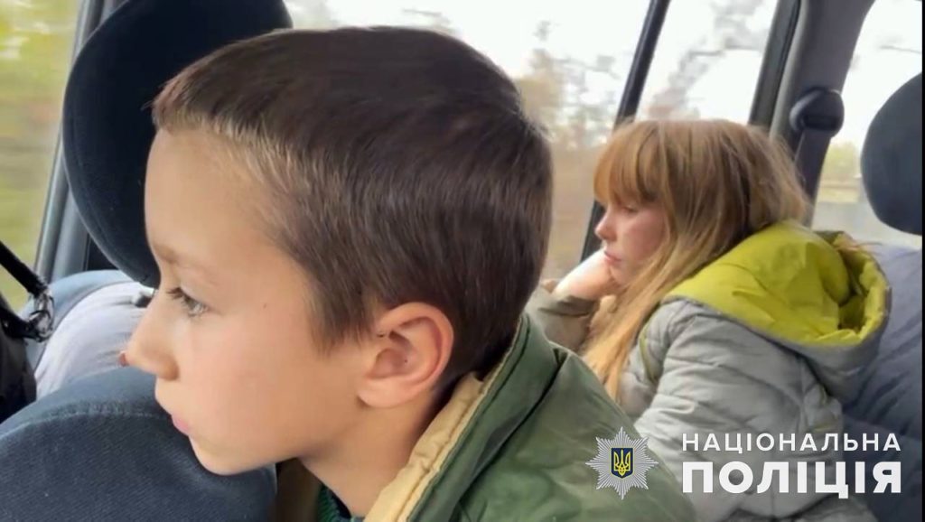 З села на Донеччині врятували брата та сестру: діти осиротіли через російську агресію (фото, відео) - 2