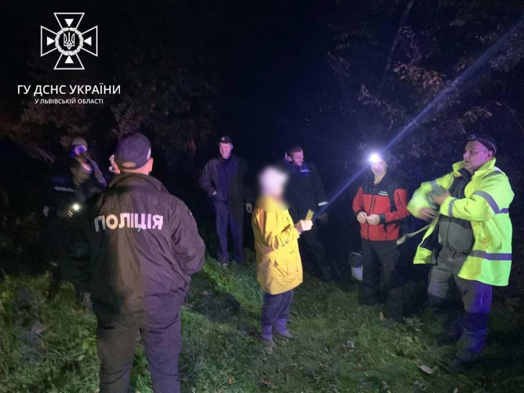 На Львівщині до ночі шукали подружжя грибників, яке заблукало в лісі - 2