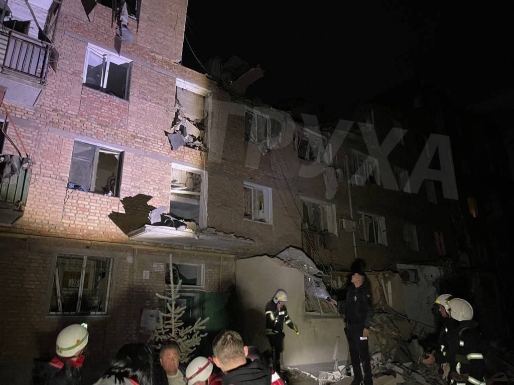 З-під завалів у Миколаєві дістали 6-річного хлопчика, тривають пошуки ще семи осіб - 2