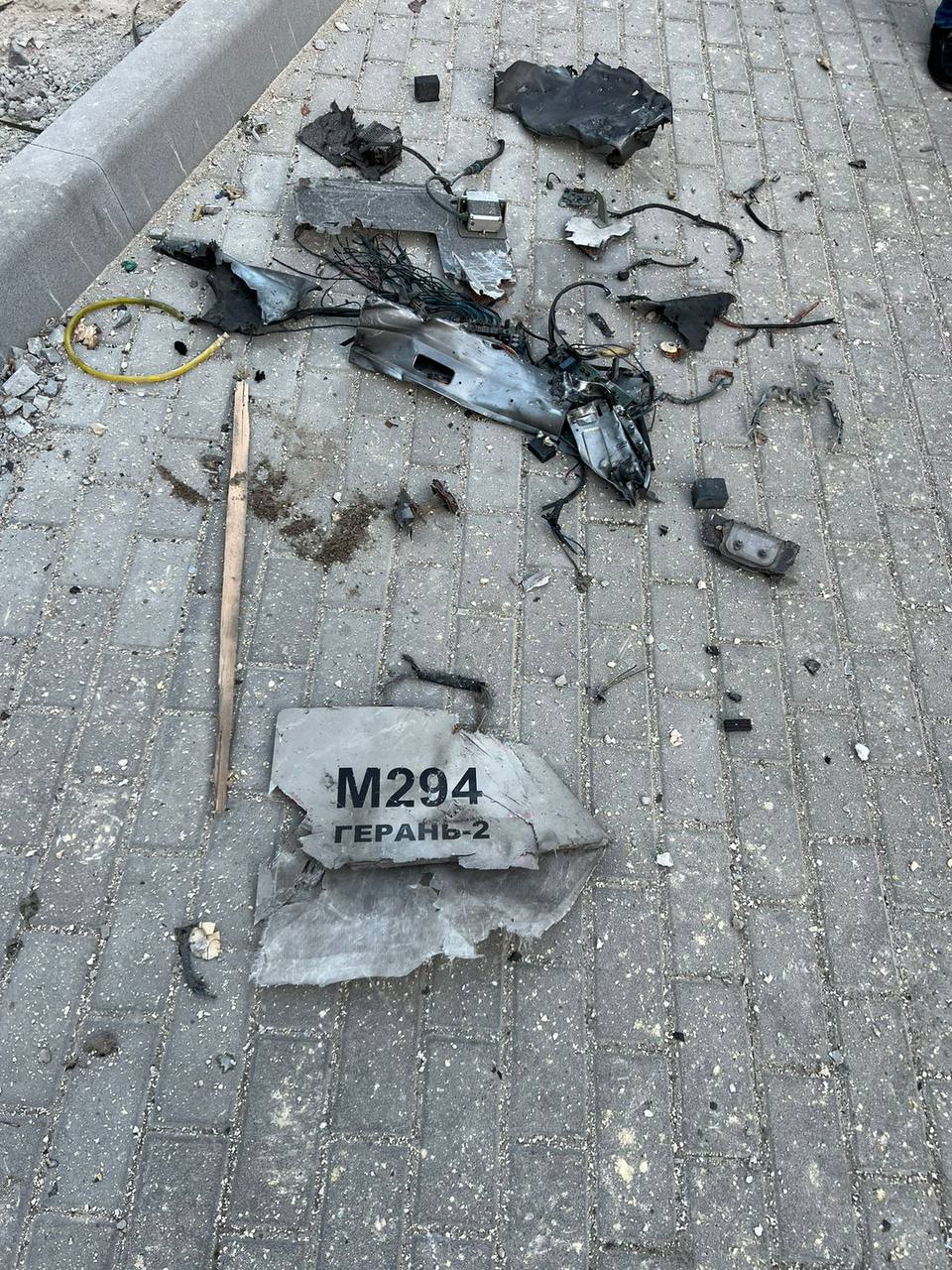 Віталій Кличко показав уламки одного з дронів-камікадзе, якими вранці атакували Київ
