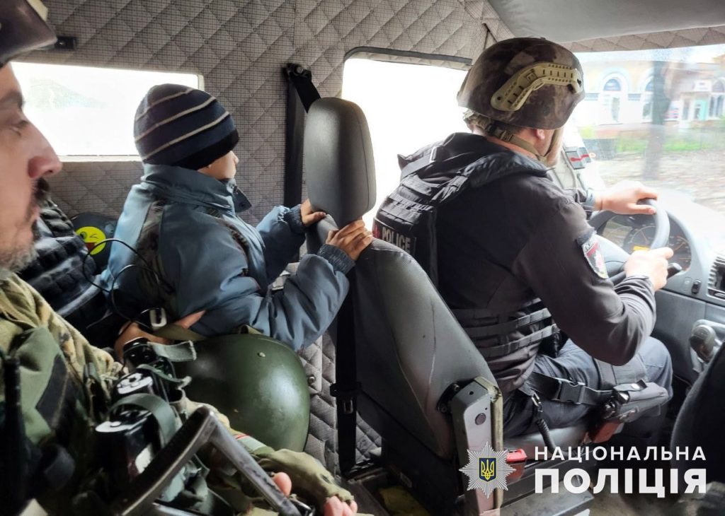 Українські поліцейські врятували з-під обстрілів у Бахмуті 8-річного Богдана, батьків якого убили окупанти (відео) - 2