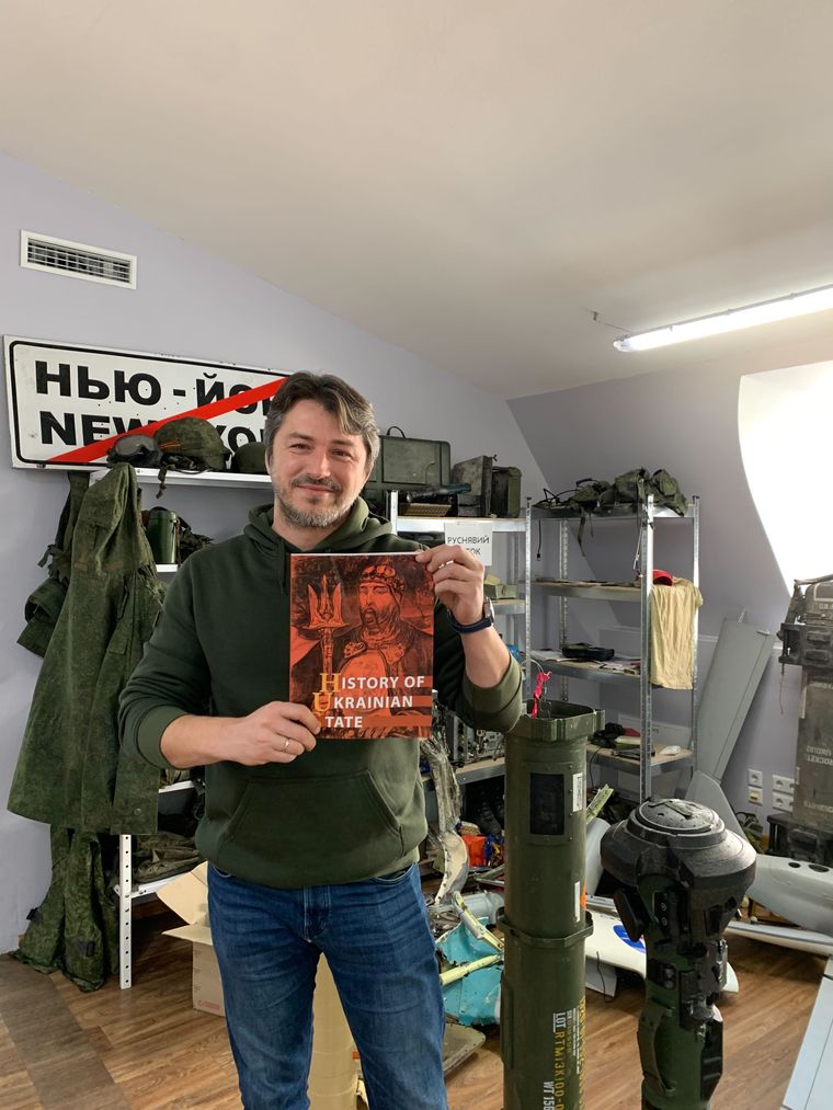 Маску надіслали книгу із історії України, - Притула - 2