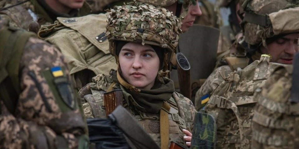 жінка-військова