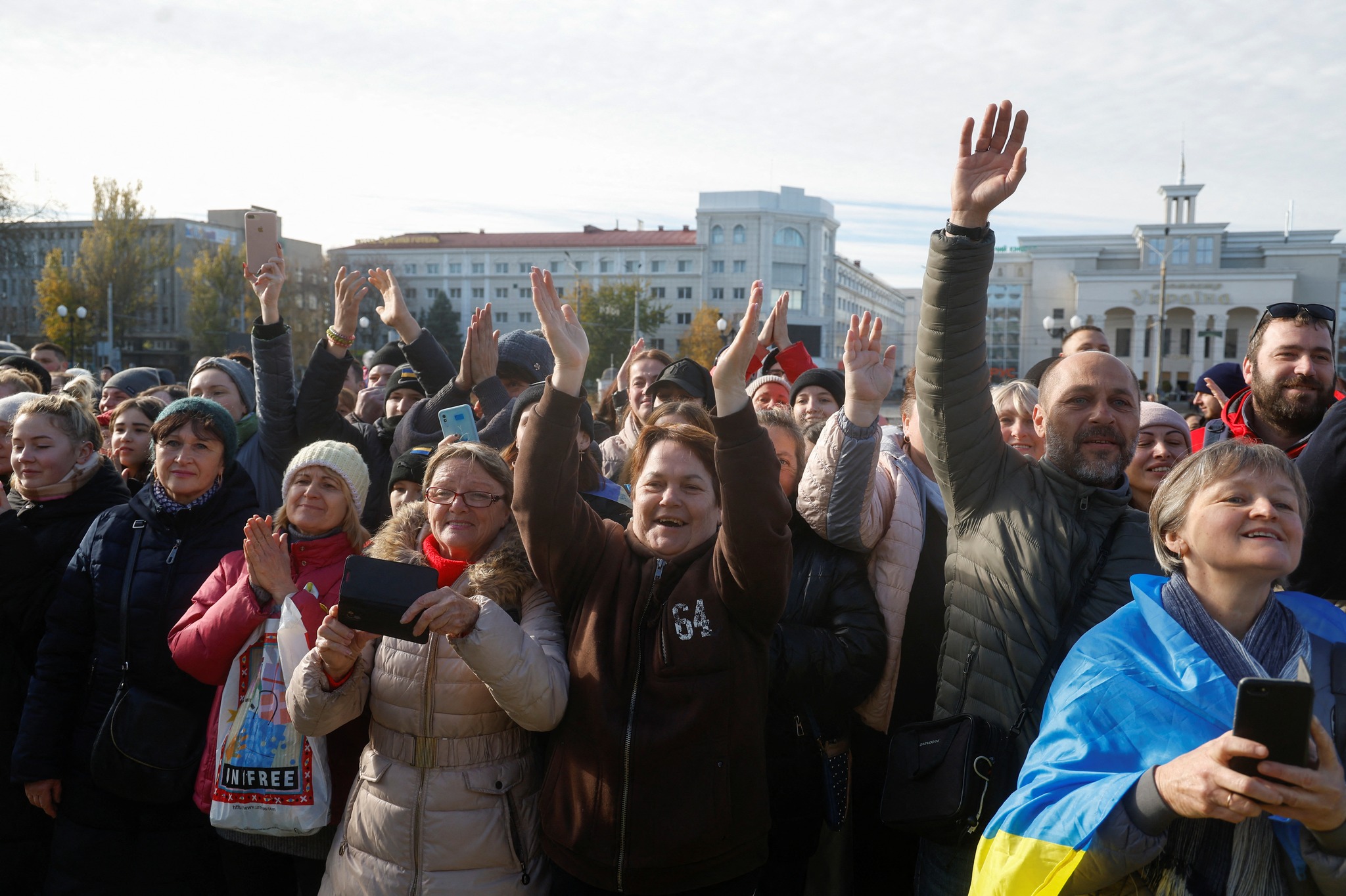 Local residents react during a visit of Ukraine&#8217;s President Volodymyr Zelenskiy after Russia&#8217;s retreat from Kherson, in central Kherson, Ukraine November 14, 2022.  REUTERS/Valentyn Ogirenko