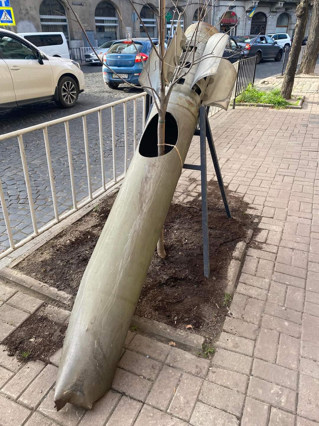 У Львові зробили клумбу на уламку снаряду від "Граду"