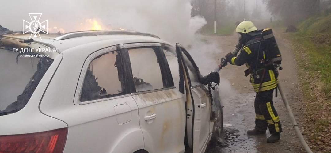 На Львівщині згоріли автомобіль «Audi Q7» та трактор