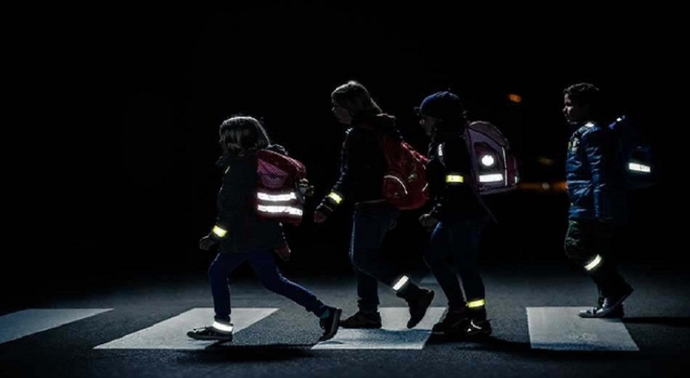 Львівські патрульні просять пішоходів "світитися" у темряві