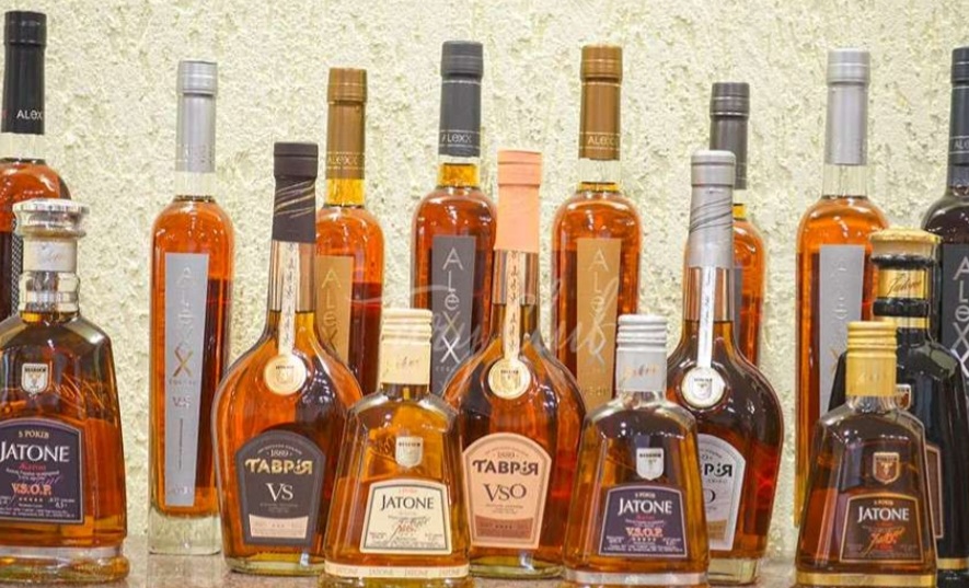 Окупанти пограбували  коньячний завод «Таврія» та вивезли унікальні спирти для колекційних напоїв