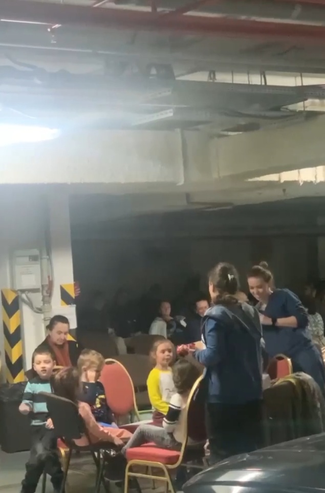 Українські малюки співають у бомбосховищі під час масованої ракетної атаки (відео)