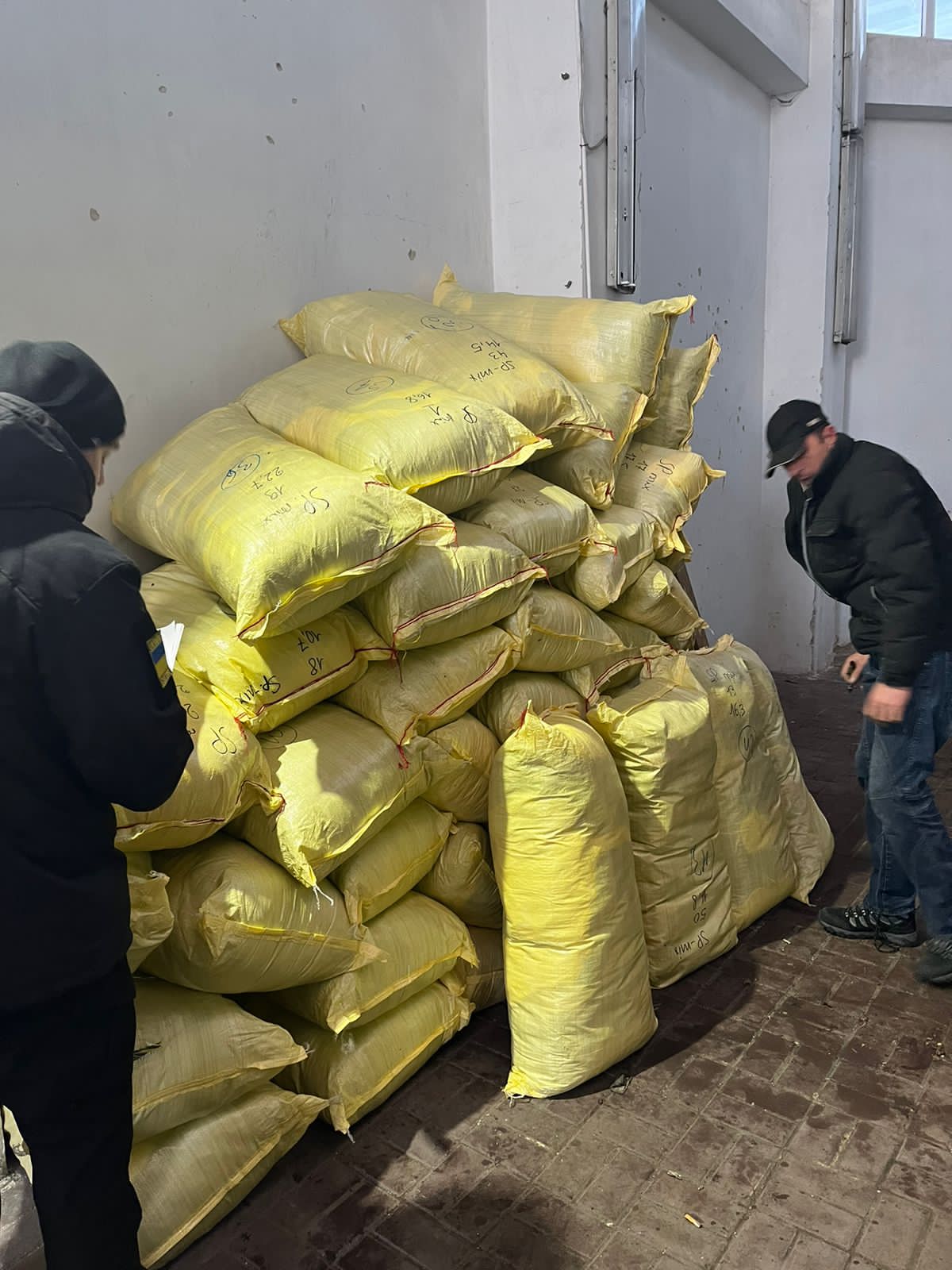 На кордоні з Польщею виявили дві вантажівки з невідповідним вантажем - 3