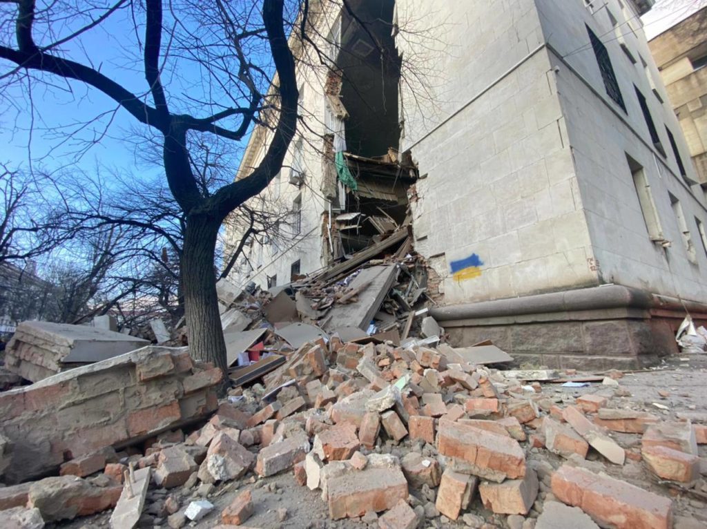 Окупанти обстріляли центр Херсона (фото) - 4