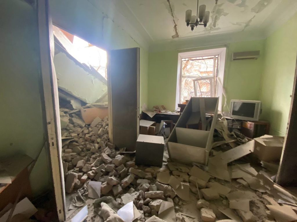 Окупанти обстріляли центр Херсона (фото) - 3
