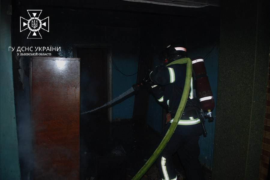 У Львові виникла пожежа в багатоповерхівці - 3