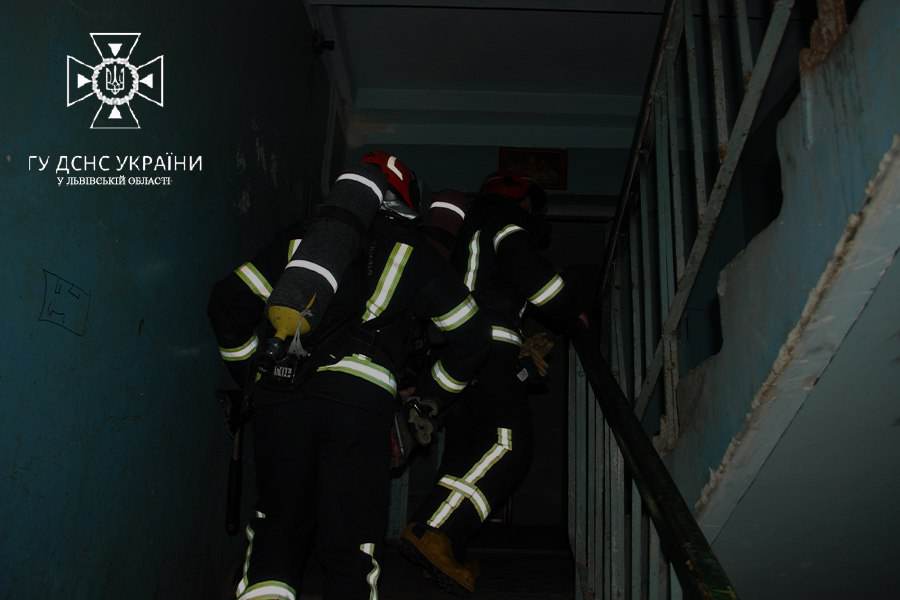 У Львові виникла пожежа в багатоповерхівці - 4